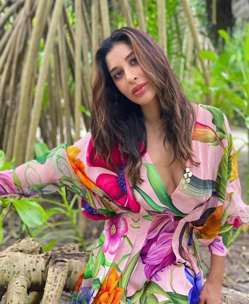 sophie choudry 5