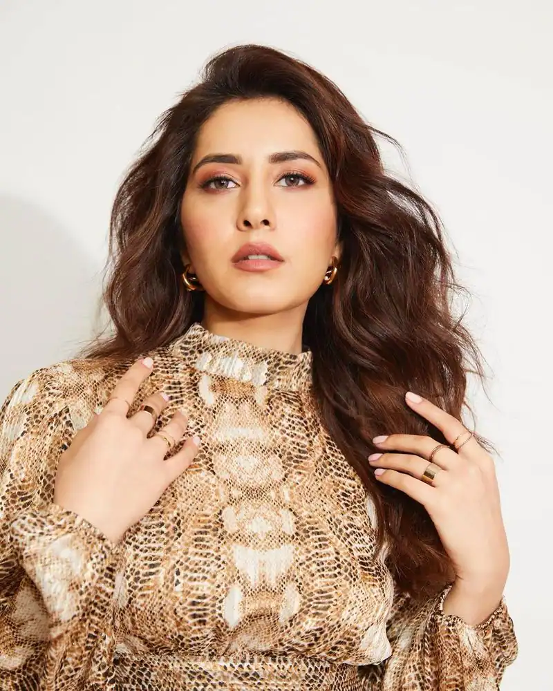 Raashi Khanna 04