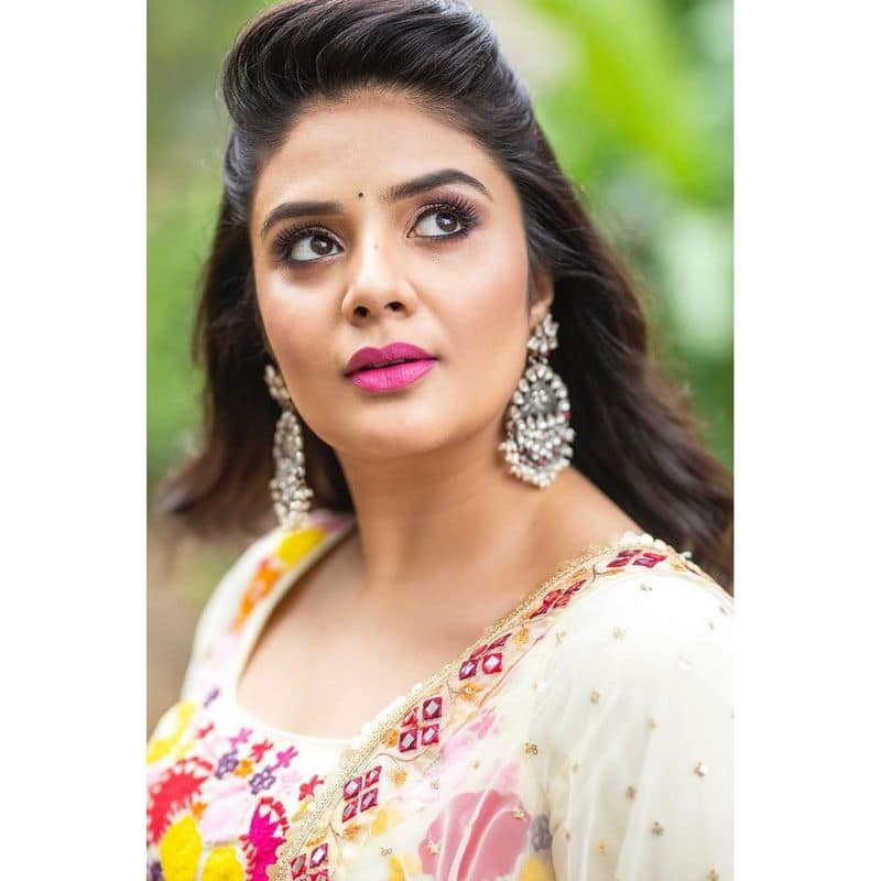 Sreemukhi 5