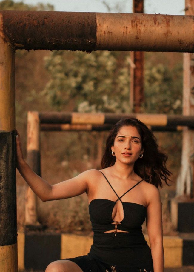 Ruhani Sharma 4