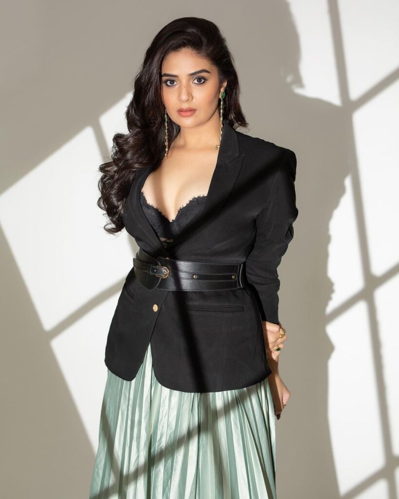 Sreemukhi 10