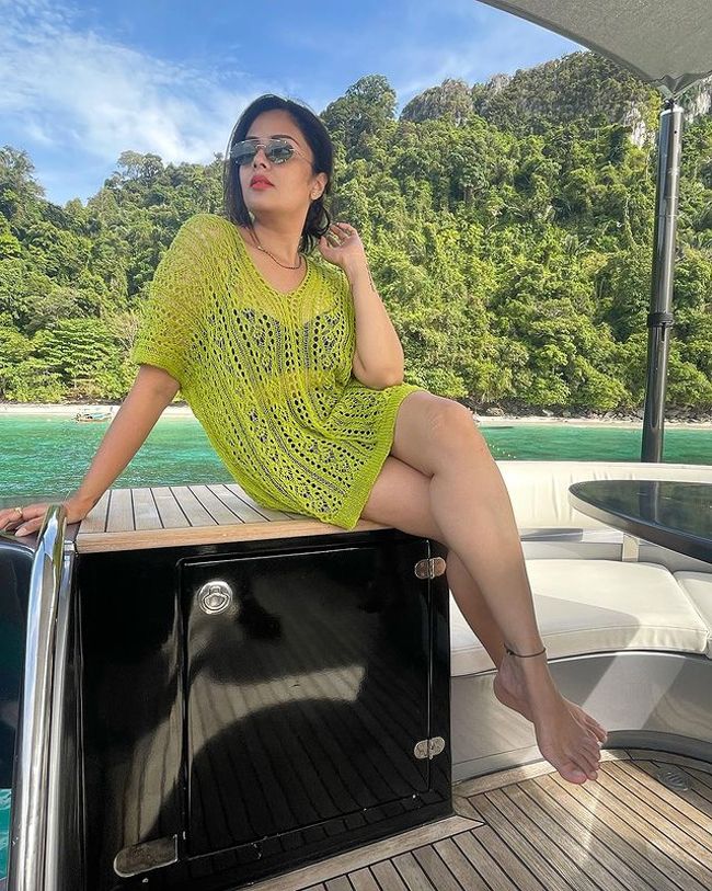 Sreemukhi 6