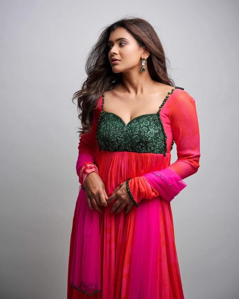 Hebah Patel 4
