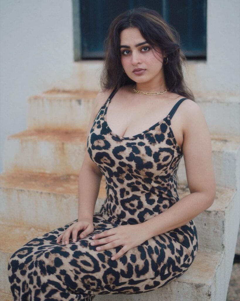 Ayesha Khan1 3