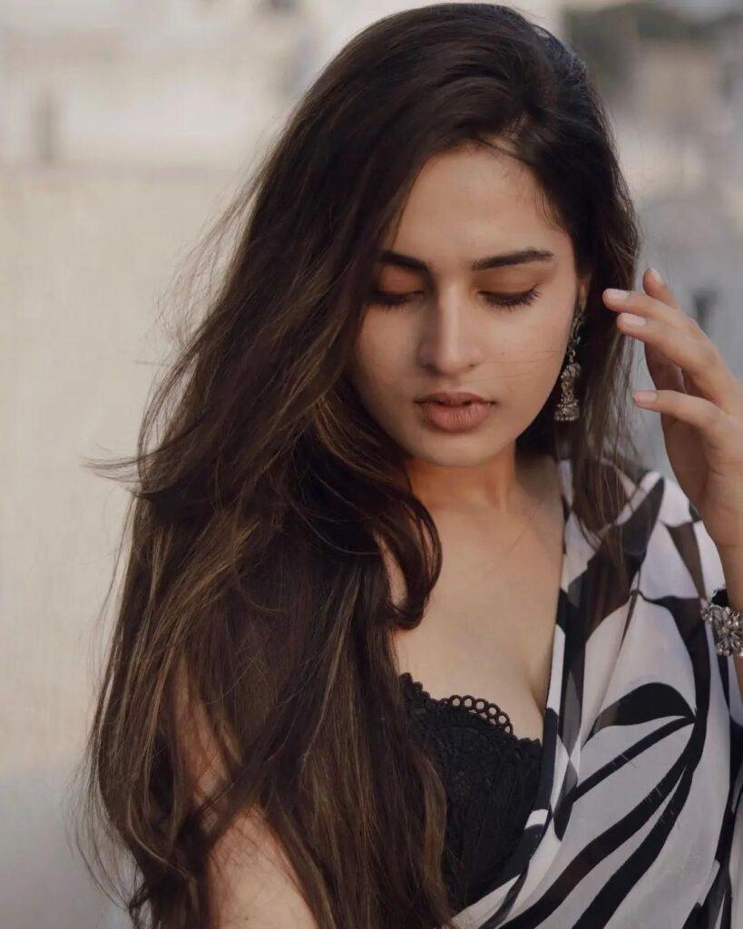 Ayesha Khan2 3