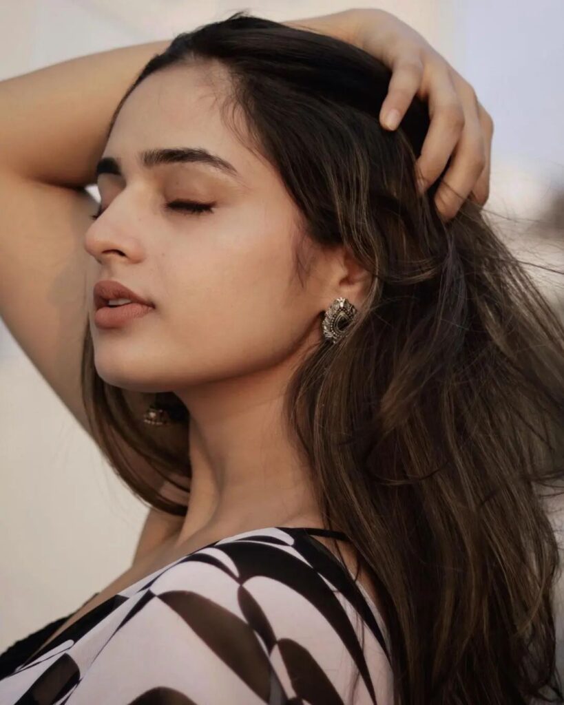 Ayesha Khan2 4
