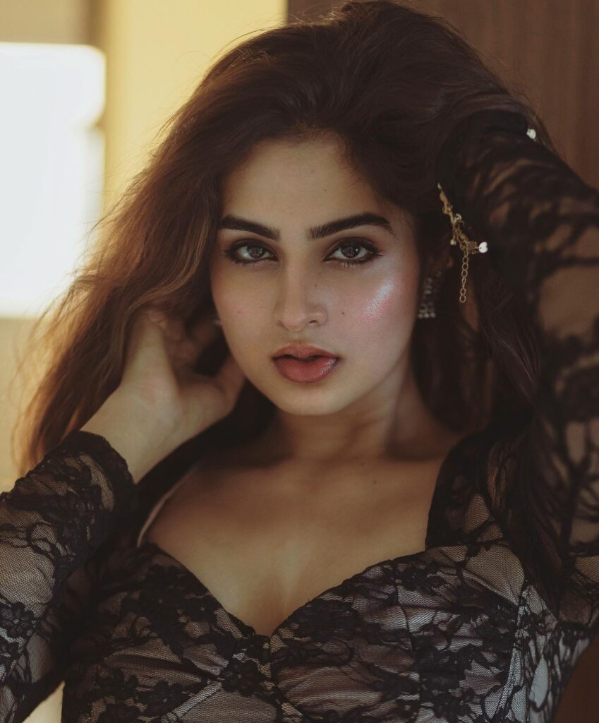 Ayesha Khan 2 4