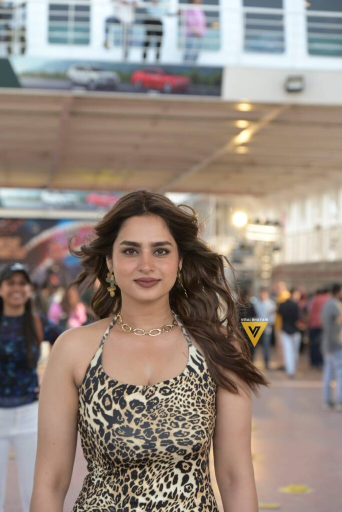 Ayesha Khan 3