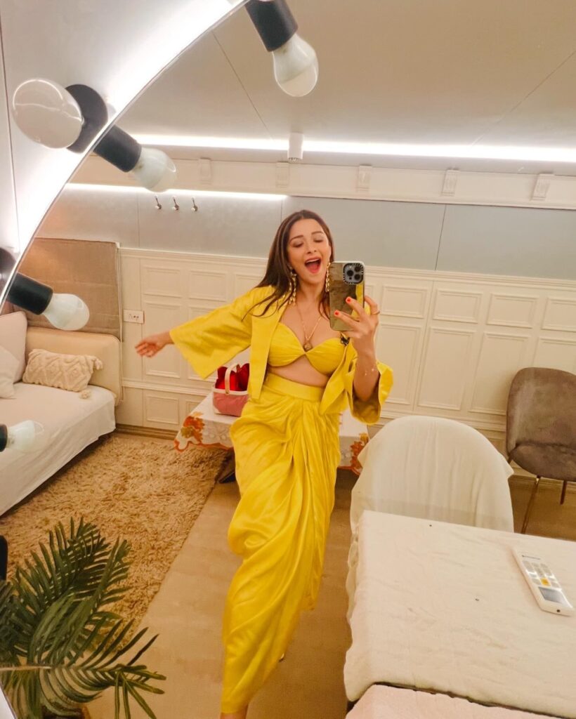 Nyra in Yellow 4