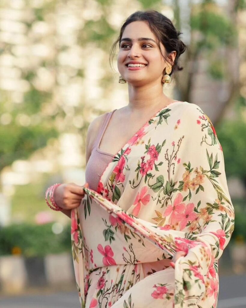 Ayesha Khan 3 5