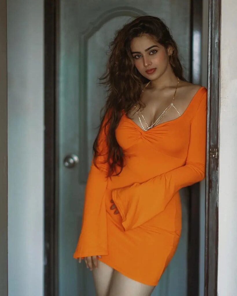 Ayesha Khan 4 4