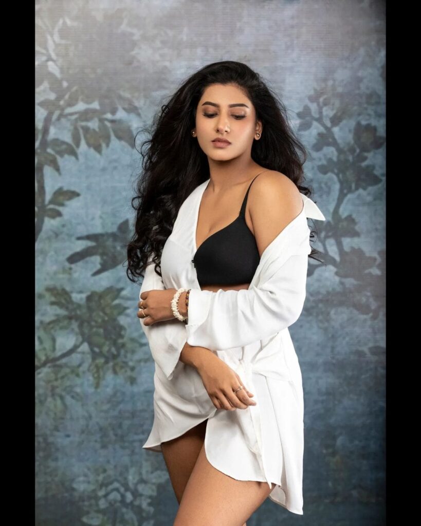 Vishnu Priya 4