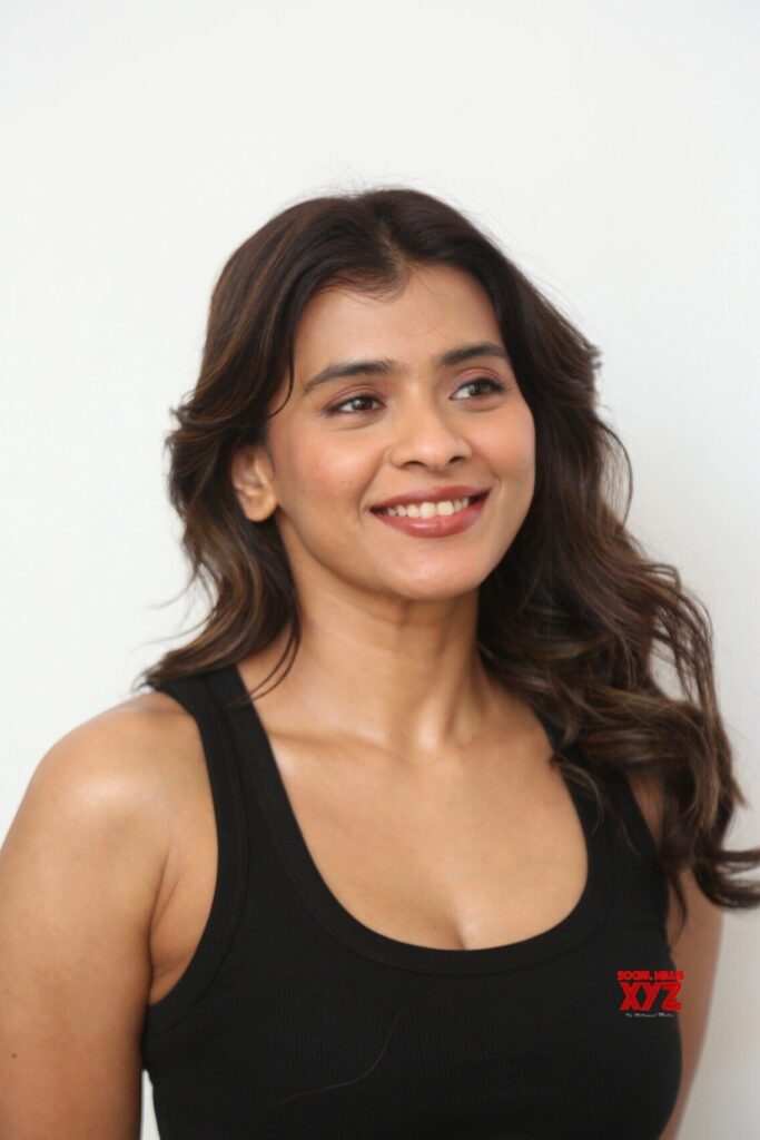 Hebah Patel 4
