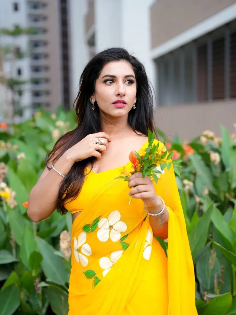 Vishnu Priya 4