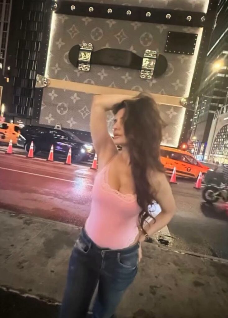 Ameesha 2 1
