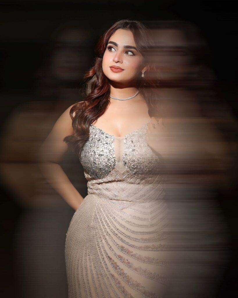 Ayesha Khan 1
